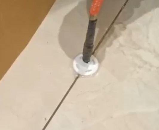 岳麓瓷砖空鼓维修公司专业解答瓷砖在铺贴过程中，如果没有涂抹均匀到位的粘结材料（如水泥砂浆或瓷砖胶），可能会导致以下问题