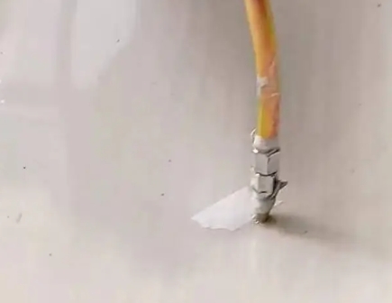 岳麓瓷砖空鼓维修公司专业解答在瓷砖铺贴过程中，如果使用的砂料过粗（如全部使用了粗砂），可能会导致以下问题