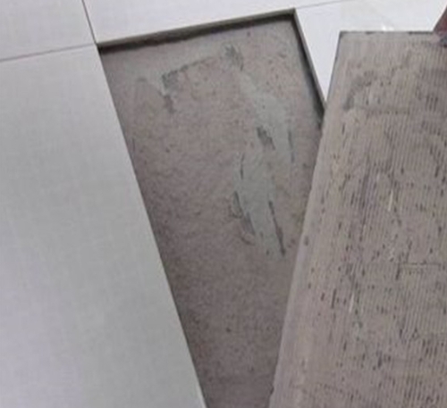 岳麓瓷砖空鼓维修公司分享瓷砖铺贴时如果打浆（即涂抹在瓷砖背面和基层上的砂浆或瓷砖胶）过少，会带来以下问题
